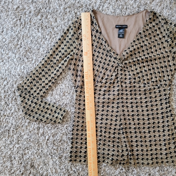 New York & Company | Y2k Houndstooth Tan Black V-Neck Rouched Twist Blouse 00s - Picture 9 of 10